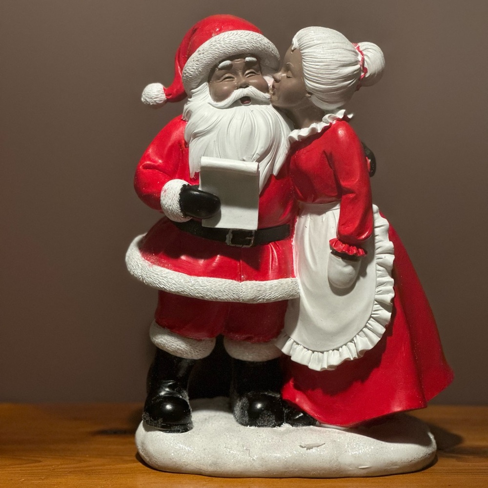 Festive Santa and Mrs. Claus Holiday Decor (new without tags)